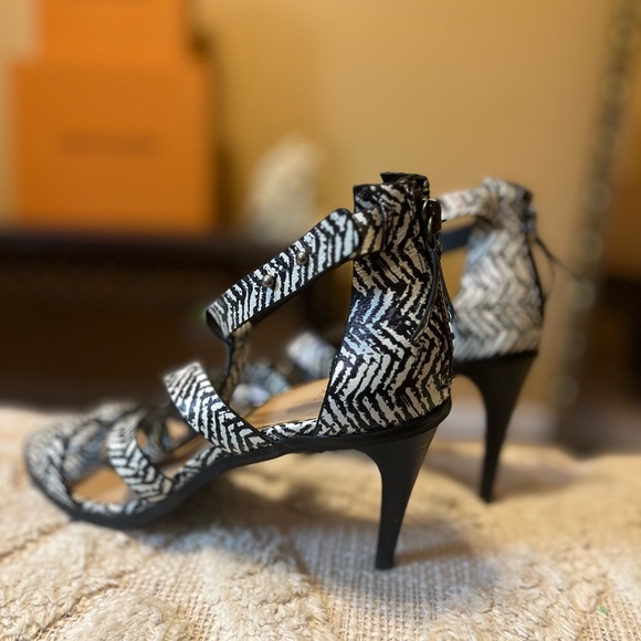 Joe's Jeans Womens High Heels Strappy Ankle Zip Zebra Print Black/White Size 8 - Picture 6 of 6